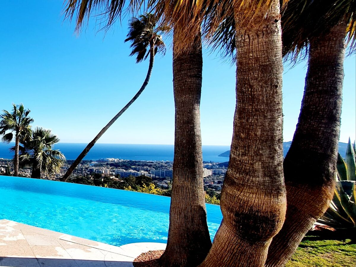 Piscine à débordement entretenue avec vue mer sur la Côte d'Azur
